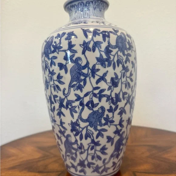 Vintage Chinese Chinoiserie Blue and White Porcelain Vase with Lotus / Monkey - Picture 5 of 8